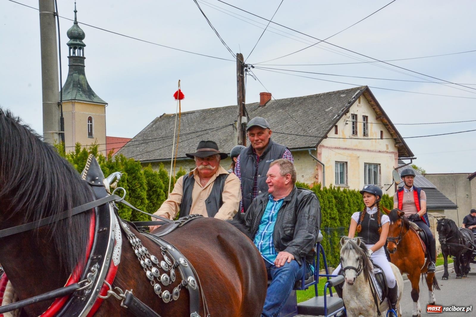 Zdjęcie w galerii na portalu naszraciborz.pl: Morawskie dziedzictwo, konie i goście honorowi – wielkanocna procesja w Pietrowicach Wielkich [FOTO i WIDEO] wiadomości z regionu