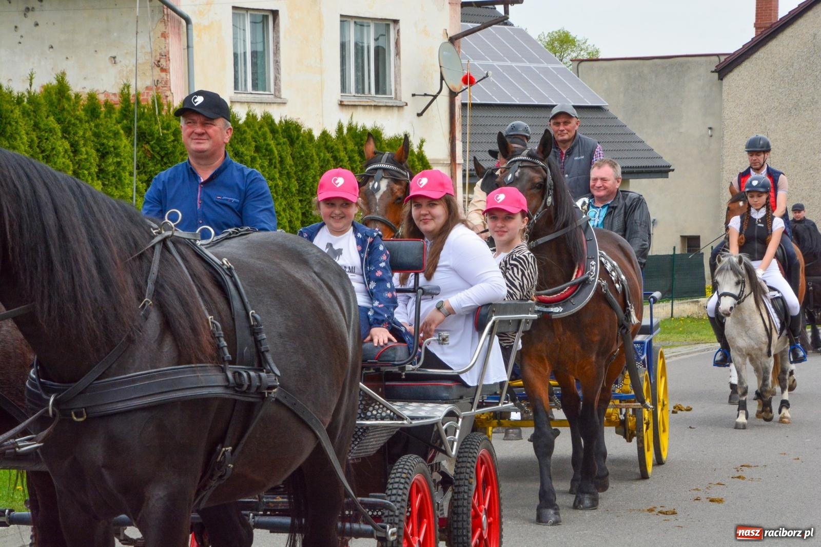 Zdjęcie w galerii na portalu naszraciborz.pl: Morawskie dziedzictwo, konie i goście honorowi – wielkanocna procesja w Pietrowicach Wielkich [FOTO i WIDEO] wiadomości z regionu