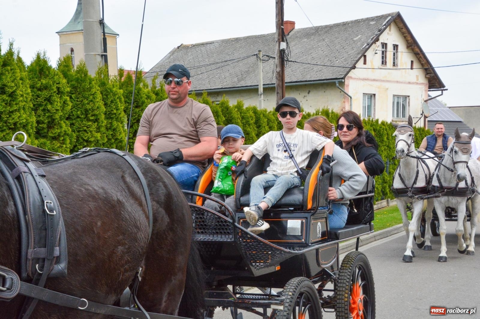 Zdjęcie w galerii na portalu naszraciborz.pl: Morawskie dziedzictwo, konie i goście honorowi – wielkanocna procesja w Pietrowicach Wielkich [FOTO i WIDEO] wiadomości z regionu