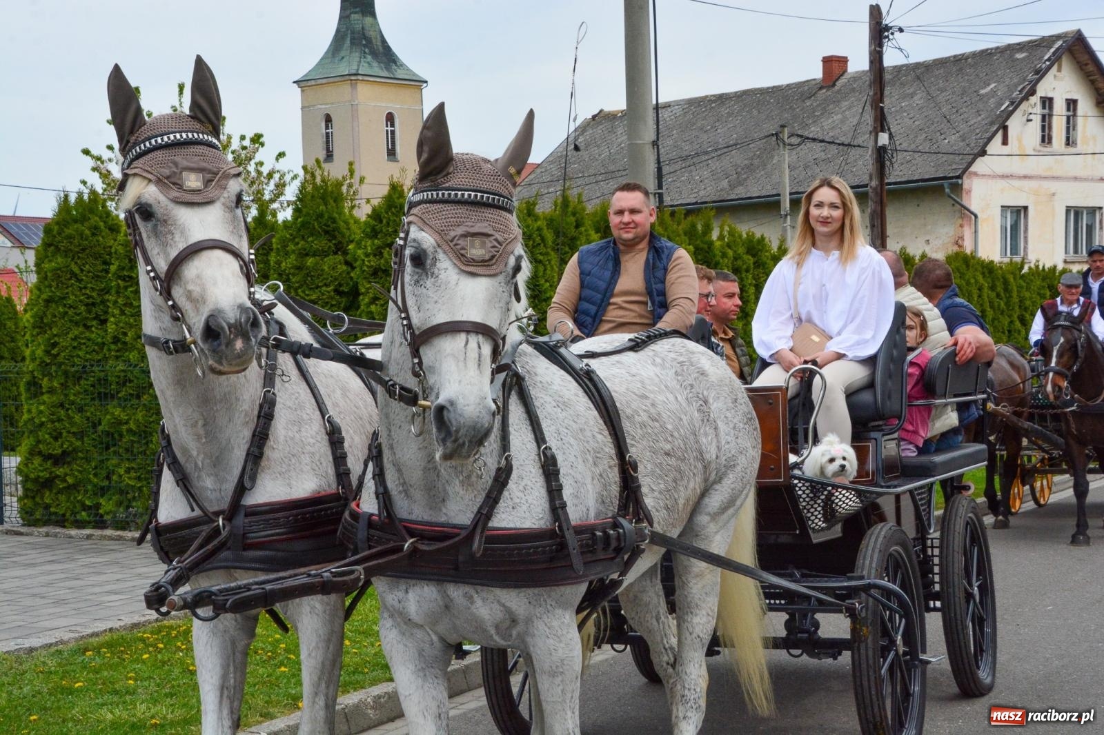 Zdjęcie w galerii na portalu naszraciborz.pl: Morawskie dziedzictwo, konie i goście honorowi – wielkanocna procesja w Pietrowicach Wielkich [FOTO i WIDEO] wiadomości z regionu