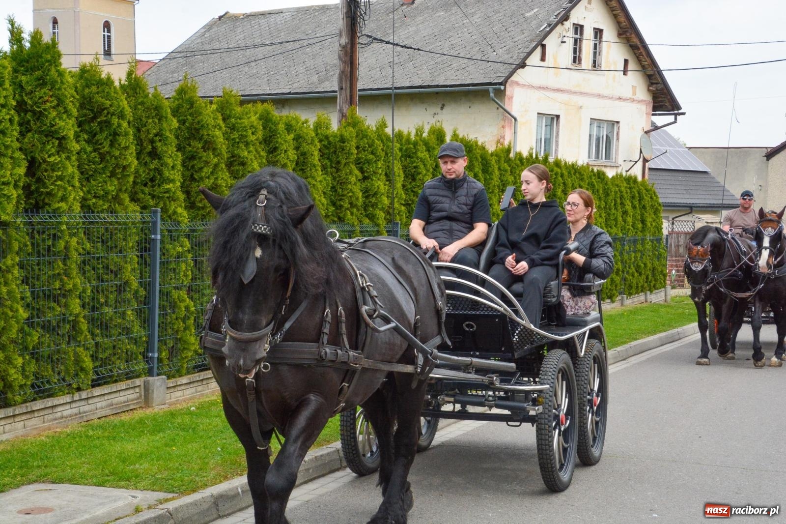 Zdjęcie w galerii na portalu naszraciborz.pl: Morawskie dziedzictwo, konie i goście honorowi – wielkanocna procesja w Pietrowicach Wielkich [FOTO i WIDEO] wiadomości z regionu