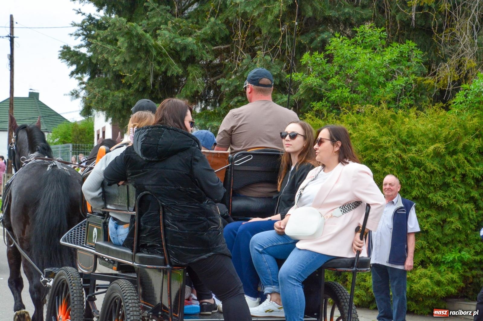 Zdjęcie w galerii na portalu naszraciborz.pl: Morawskie dziedzictwo, konie i goście honorowi – wielkanocna procesja w Pietrowicach Wielkich [FOTO i WIDEO] wiadomości z regionu