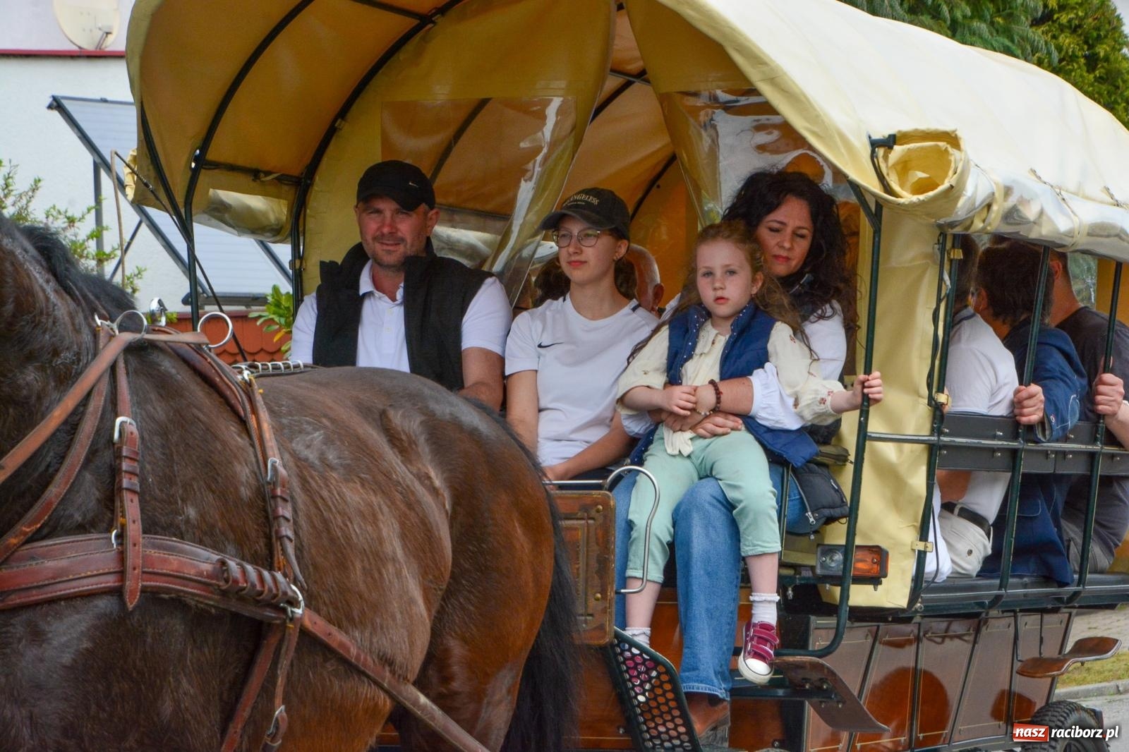 Zdjęcie w galerii na portalu naszraciborz.pl: Morawskie dziedzictwo, konie i goście honorowi – wielkanocna procesja w Pietrowicach Wielkich [FOTO i WIDEO] wiadomości z regionu