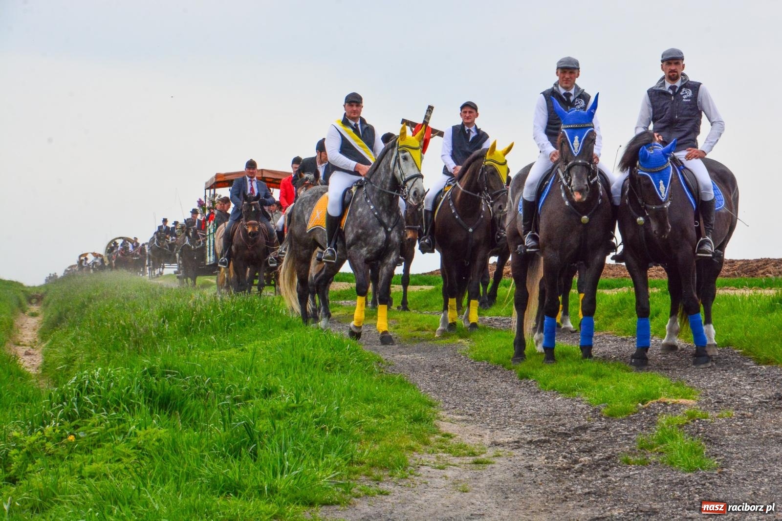 Zdjęcie w galerii na portalu naszraciborz.pl: 117 koni doliczono się podczas wielkanocnej procesji konnej w Bieńkowicach [FOTO i WIDEO] wiadomości z regionu