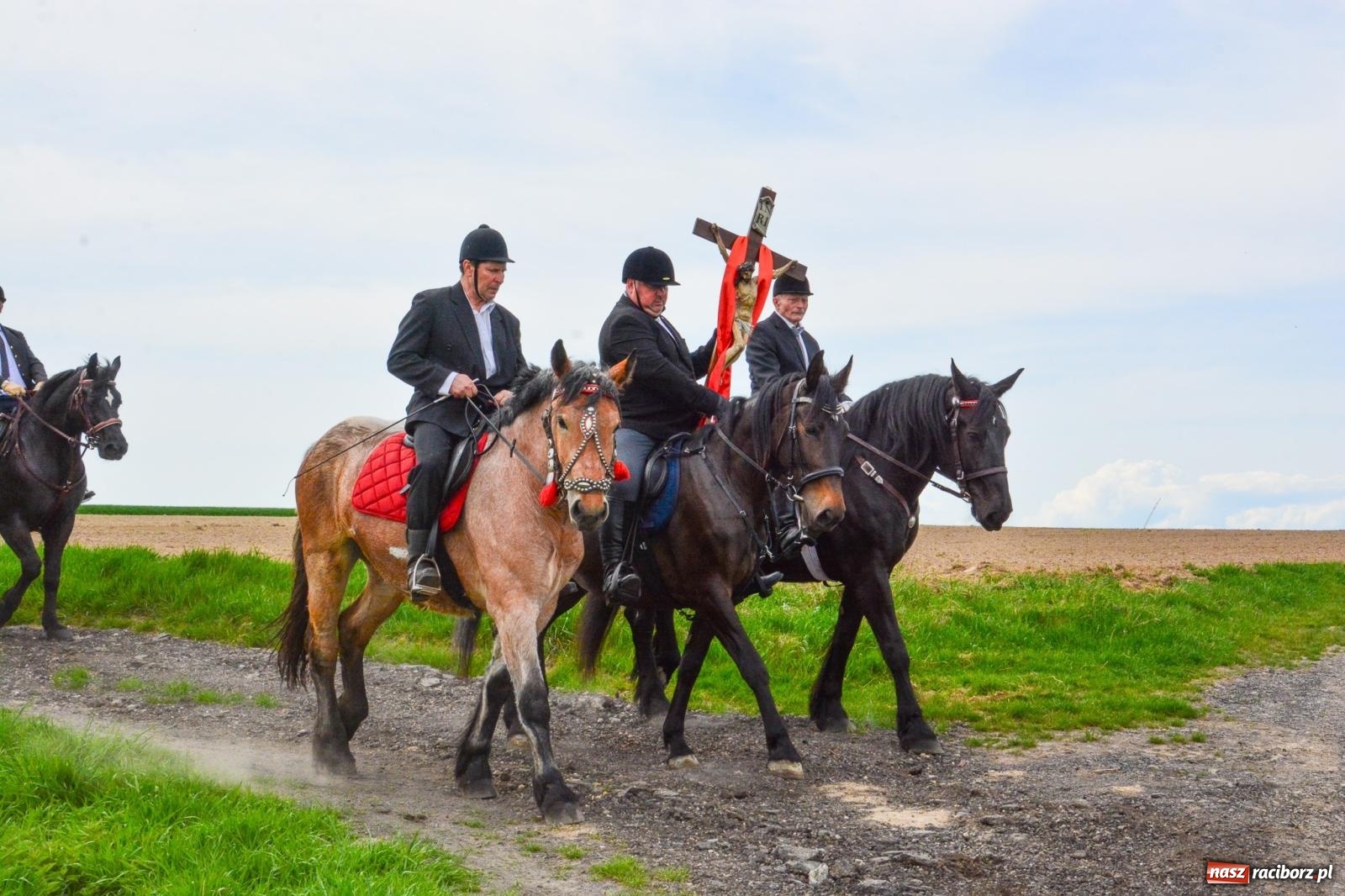 Zdjęcie w galerii na portalu naszraciborz.pl: 117 koni doliczono się podczas wielkanocnej procesji konnej w Bieńkowicach [FOTO i WIDEO] wiadomości z regionu