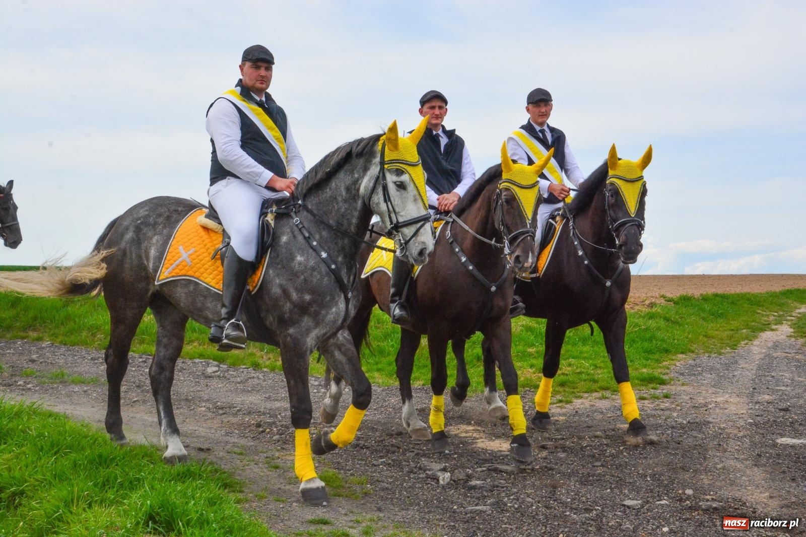 Zdjęcie w galerii na portalu naszraciborz.pl: 117 koni doliczono się podczas wielkanocnej procesji konnej w Bieńkowicach [FOTO i WIDEO] wiadomości z regionu