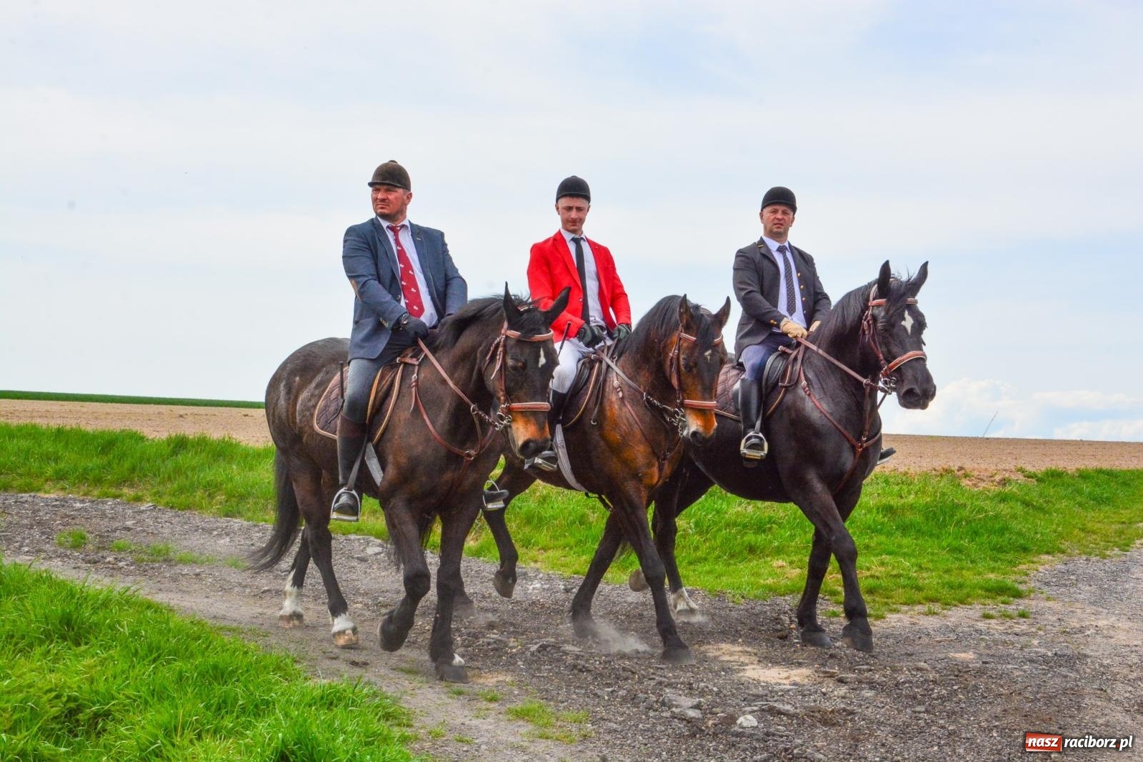 Zdjęcie w galerii na portalu naszraciborz.pl: 117 koni doliczono się podczas wielkanocnej procesji konnej w Bieńkowicach [FOTO i WIDEO] wiadomości z regionu