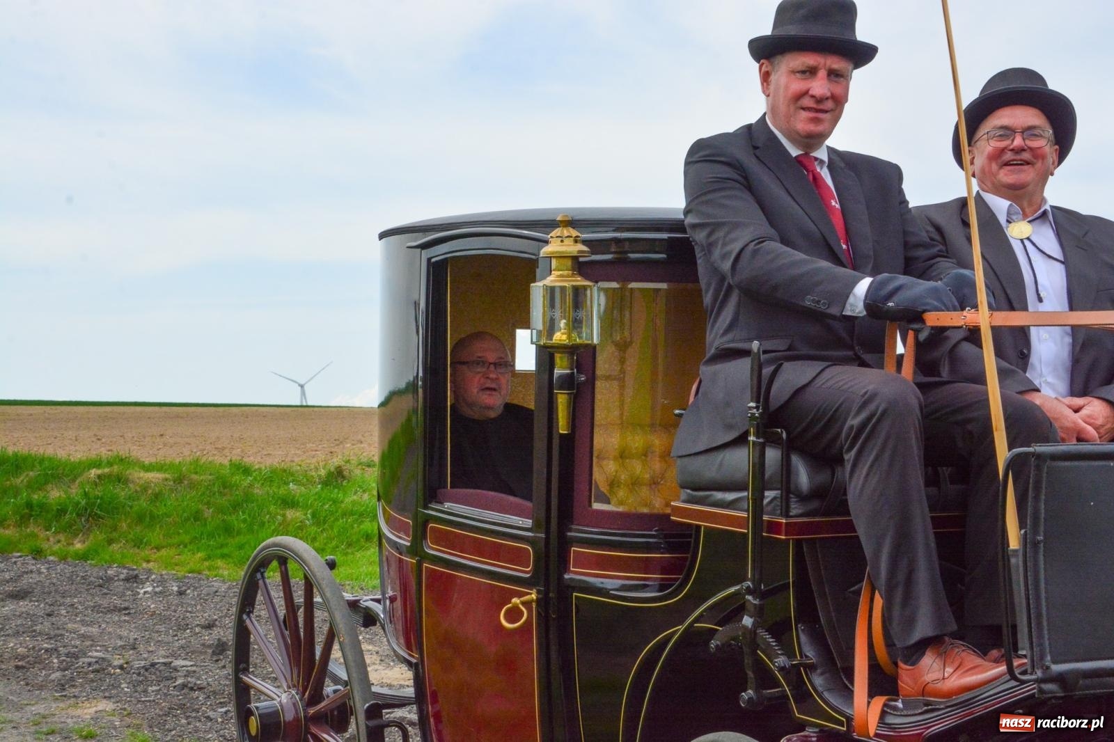 Zdjęcie w galerii na portalu naszraciborz.pl: 117 koni doliczono się podczas wielkanocnej procesji konnej w Bieńkowicach [FOTO i WIDEO] wiadomości z regionu