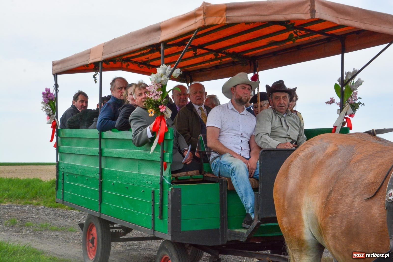 Zdjęcie w galerii na portalu naszraciborz.pl: 117 koni doliczono się podczas wielkanocnej procesji konnej w Bieńkowicach [FOTO i WIDEO] wiadomości z regionu