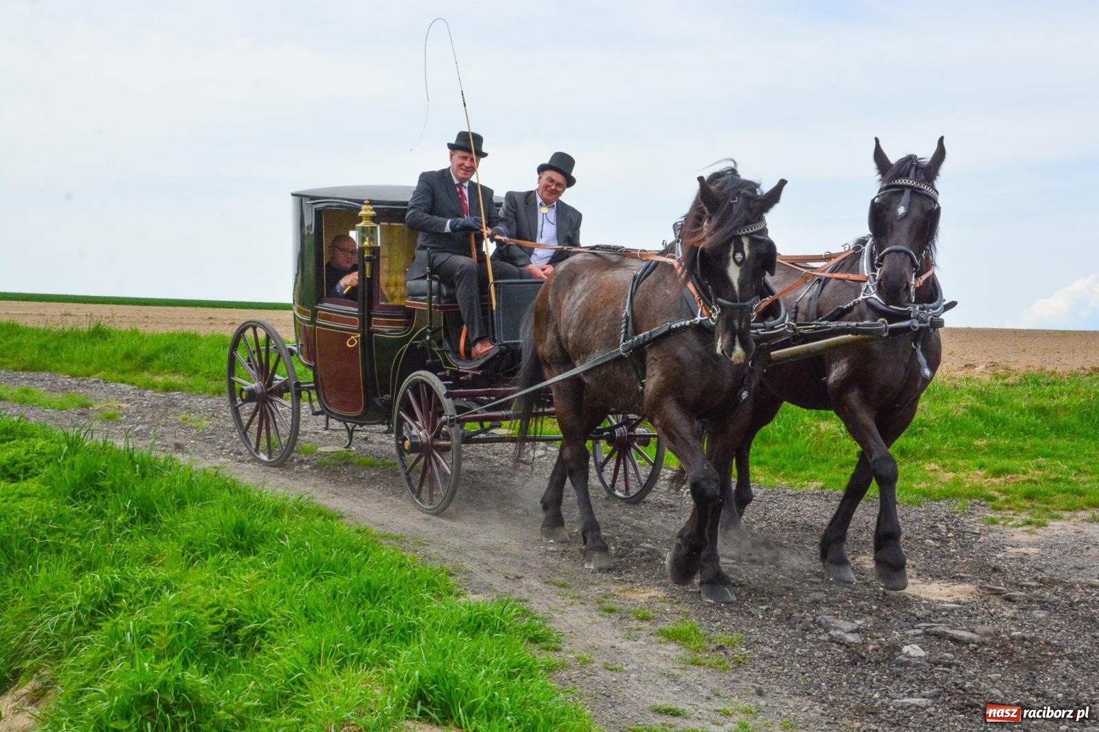 Zdjęcie w galerii na portalu naszraciborz.pl: 117 koni doliczono się podczas wielkanocnej procesji konnej w Bieńkowicach [FOTO i WIDEO] wiadomości z regionu