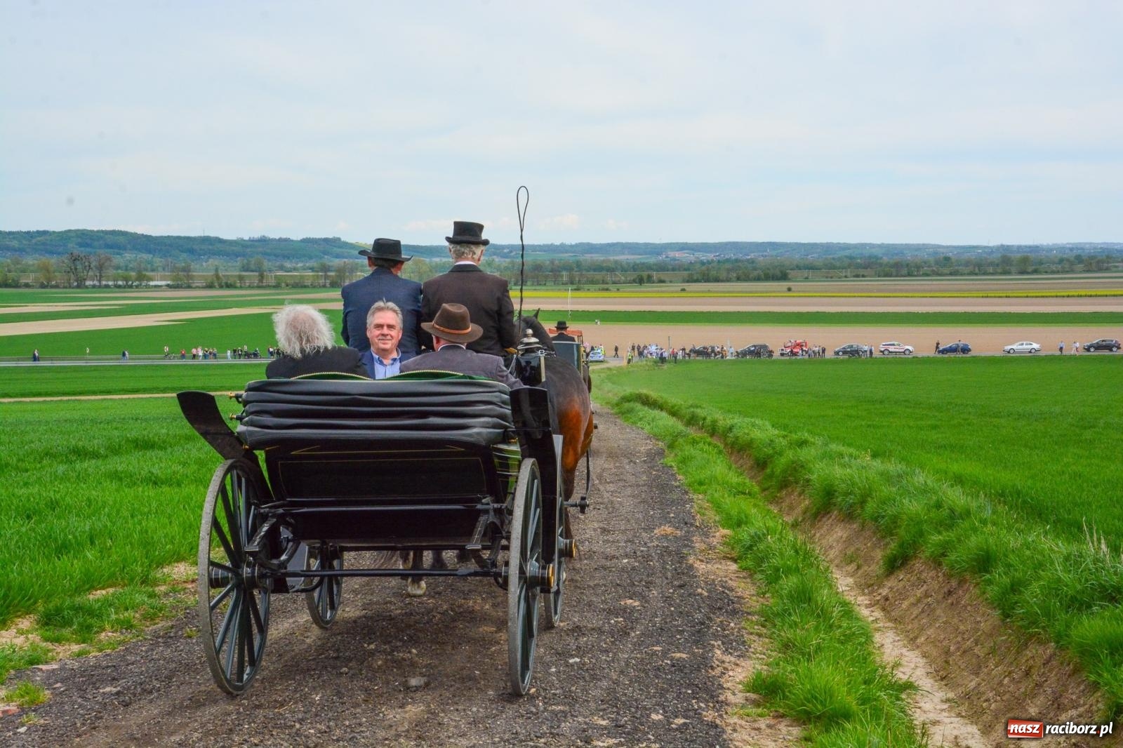 Zdjęcie w galerii na portalu naszraciborz.pl: 117 koni doliczono się podczas wielkanocnej procesji konnej w Bieńkowicach [FOTO i WIDEO] wiadomości z regionu