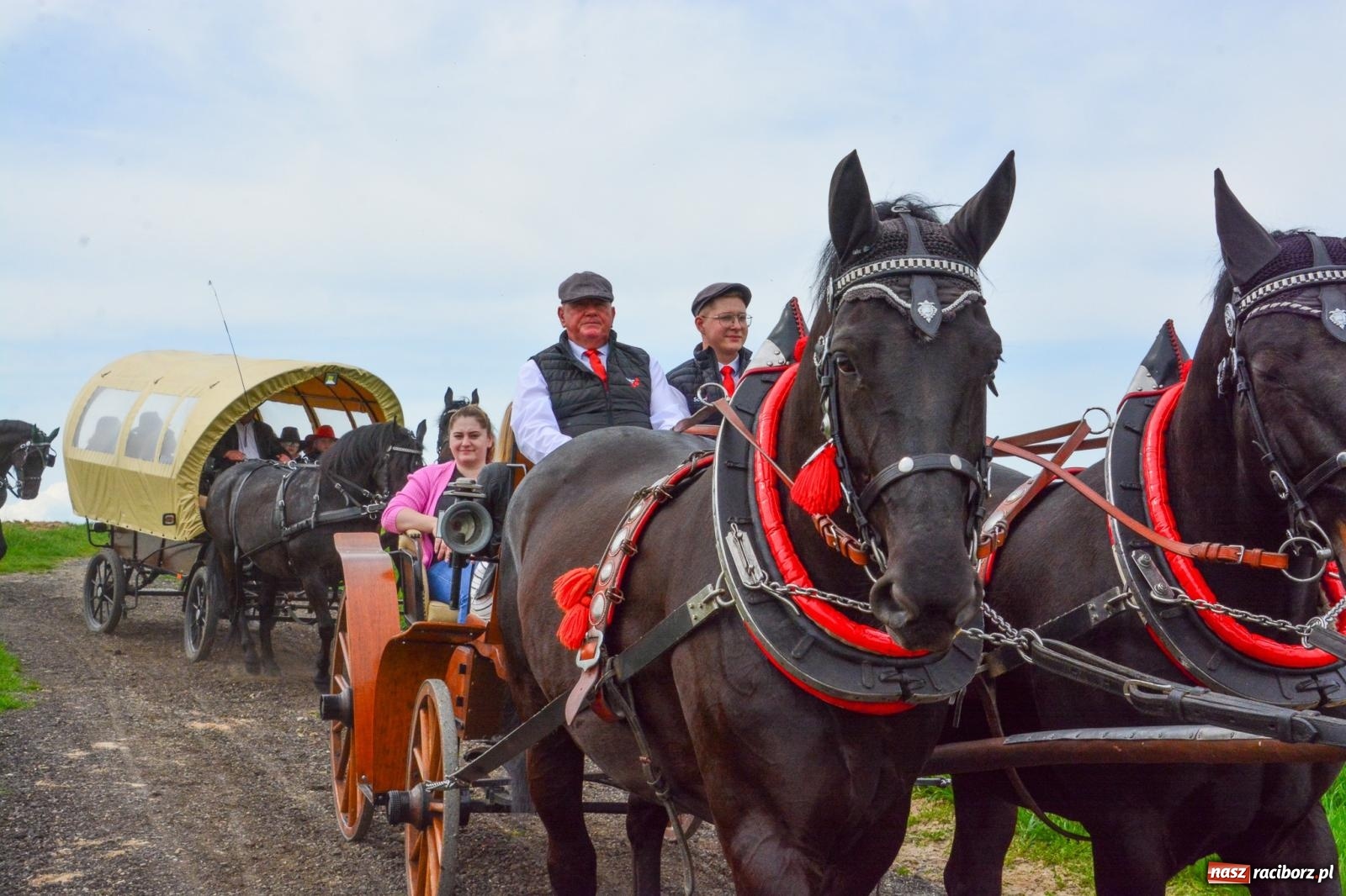 Zdjęcie w galerii na portalu naszraciborz.pl: 117 koni doliczono się podczas wielkanocnej procesji konnej w Bieńkowicach [FOTO i WIDEO] wiadomości z regionu