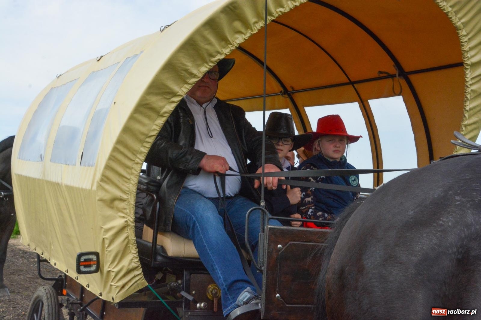 Zdjęcie w galerii na portalu naszraciborz.pl: 117 koni doliczono się podczas wielkanocnej procesji konnej w Bieńkowicach [FOTO i WIDEO] wiadomości z regionu