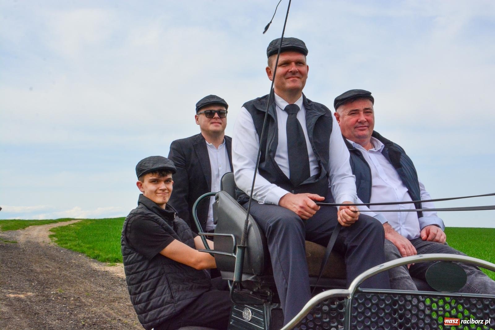 Zdjęcie w galerii na portalu naszraciborz.pl: 117 koni doliczono się podczas wielkanocnej procesji konnej w Bieńkowicach [FOTO i WIDEO] wiadomości z regionu