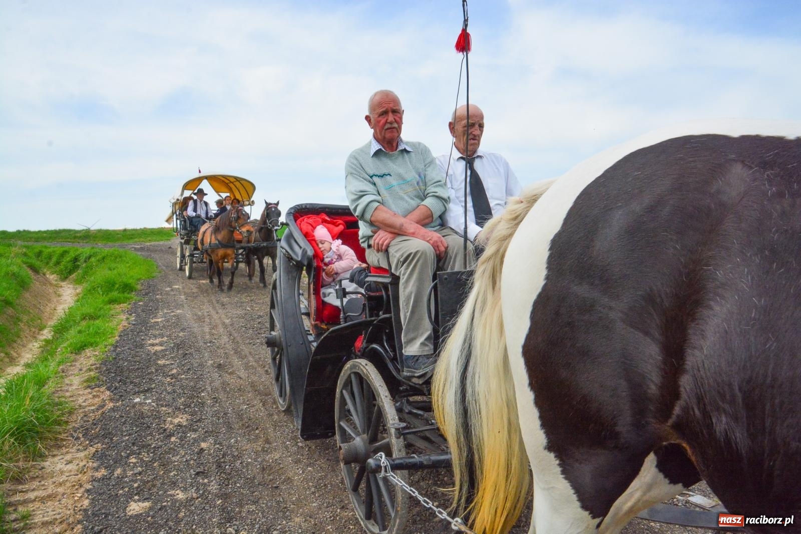 Zdjęcie w galerii na portalu naszraciborz.pl: 117 koni doliczono się podczas wielkanocnej procesji konnej w Bieńkowicach [FOTO i WIDEO] wiadomości z regionu
