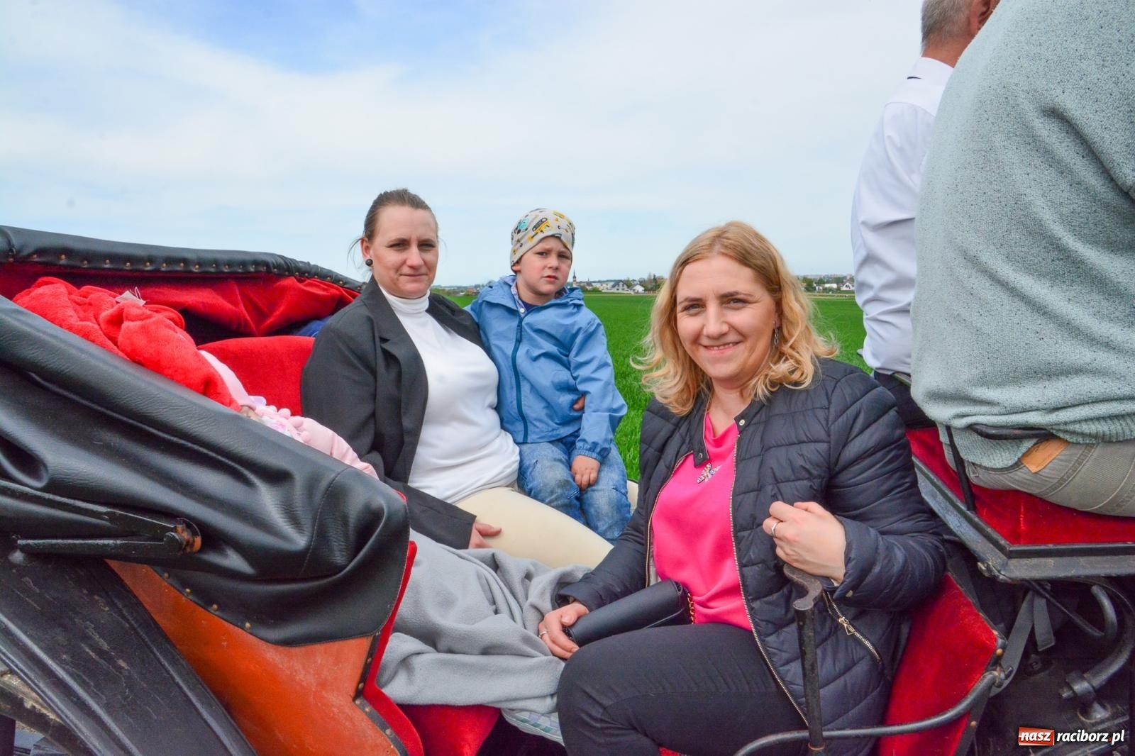 Zdjęcie w galerii na portalu naszraciborz.pl: 117 koni doliczono się podczas wielkanocnej procesji konnej w Bieńkowicach [FOTO i WIDEO] wiadomości z regionu