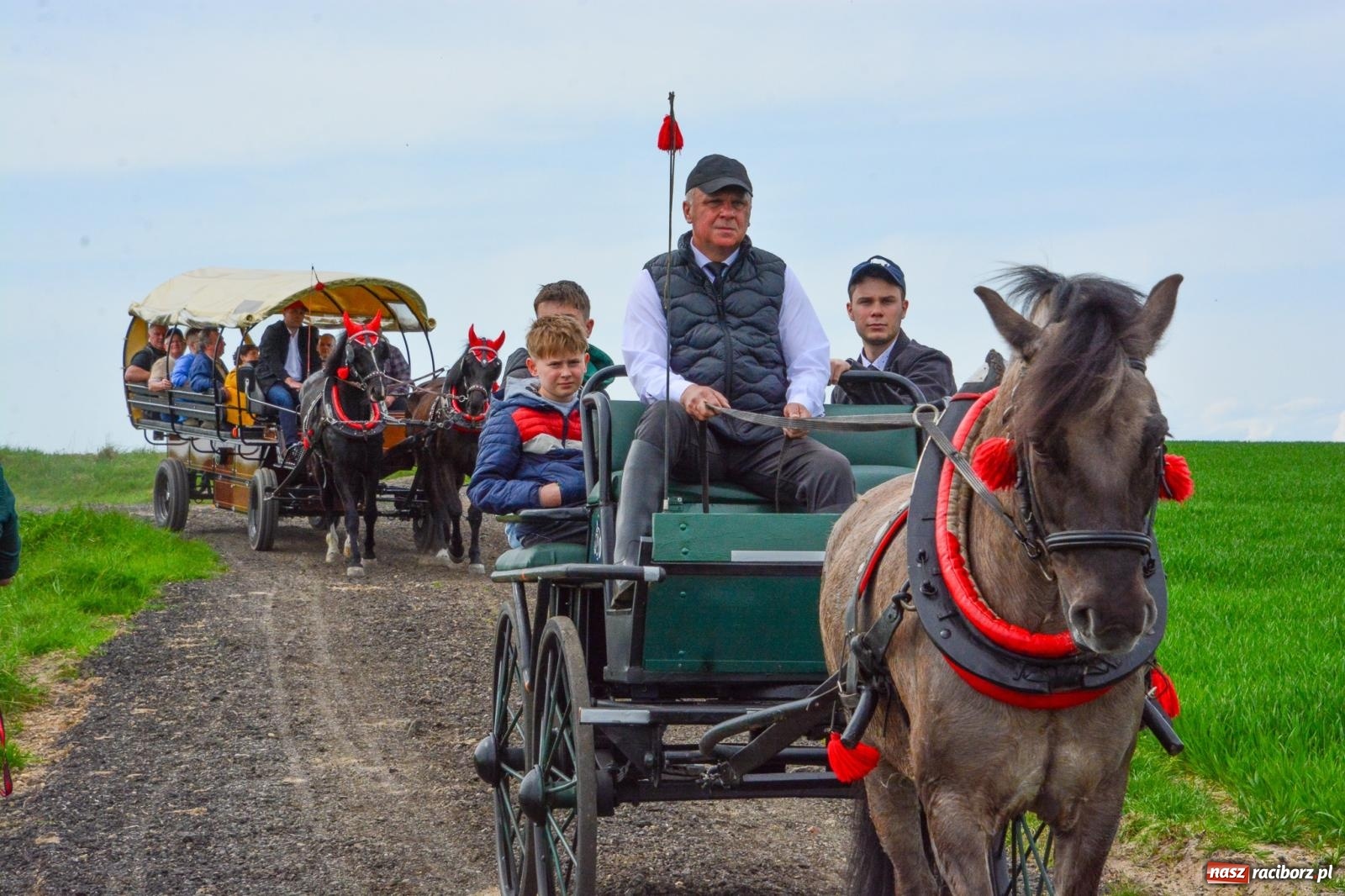 Zdjęcie w galerii na portalu naszraciborz.pl: 117 koni doliczono się podczas wielkanocnej procesji konnej w Bieńkowicach [FOTO i WIDEO] wiadomości z regionu