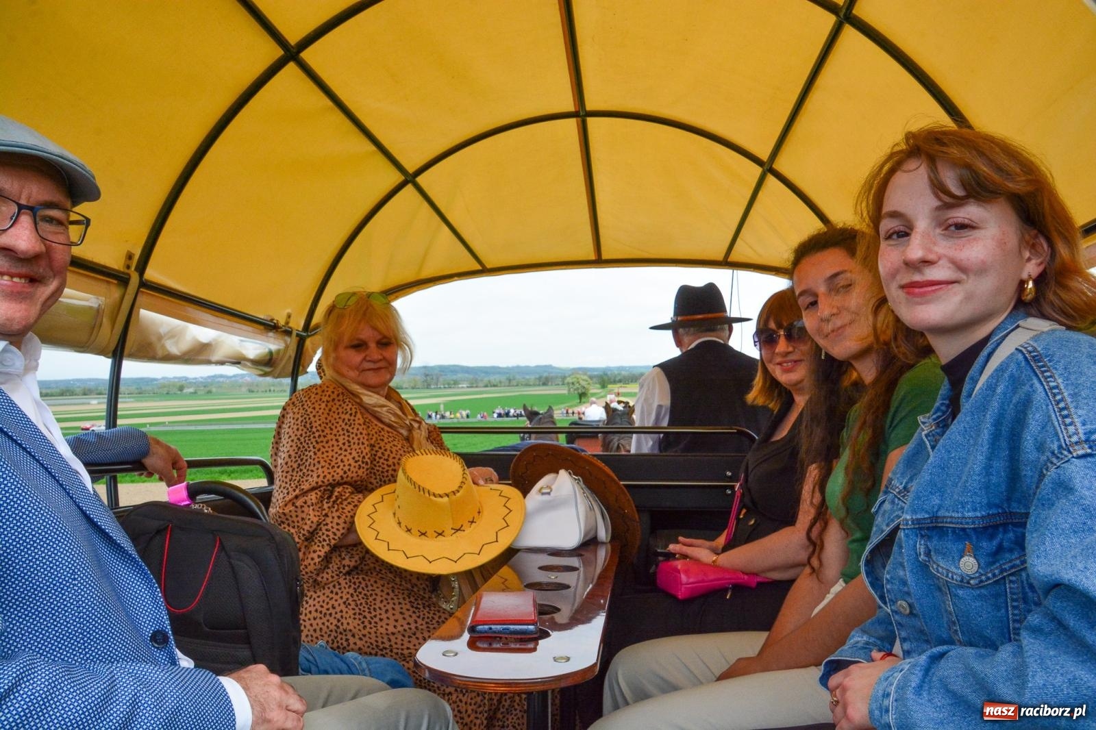 Zdjęcie w galerii na portalu naszraciborz.pl: 117 koni doliczono się podczas wielkanocnej procesji konnej w Bieńkowicach [FOTO i WIDEO] wiadomości z regionu