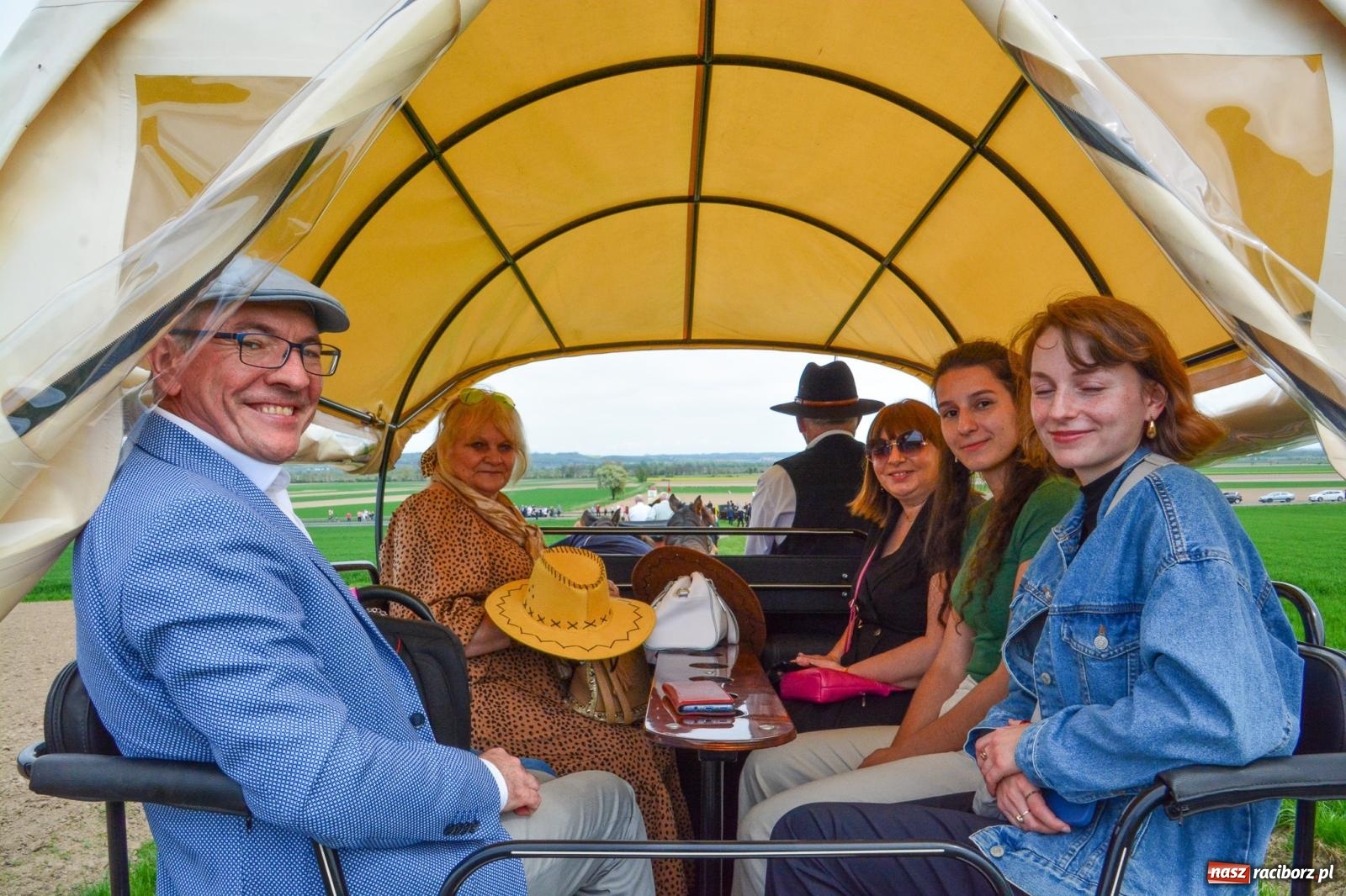 Zdjęcie w galerii na portalu naszraciborz.pl: 117 koni doliczono się podczas wielkanocnej procesji konnej w Bieńkowicach [FOTO i WIDEO] wiadomości z regionu