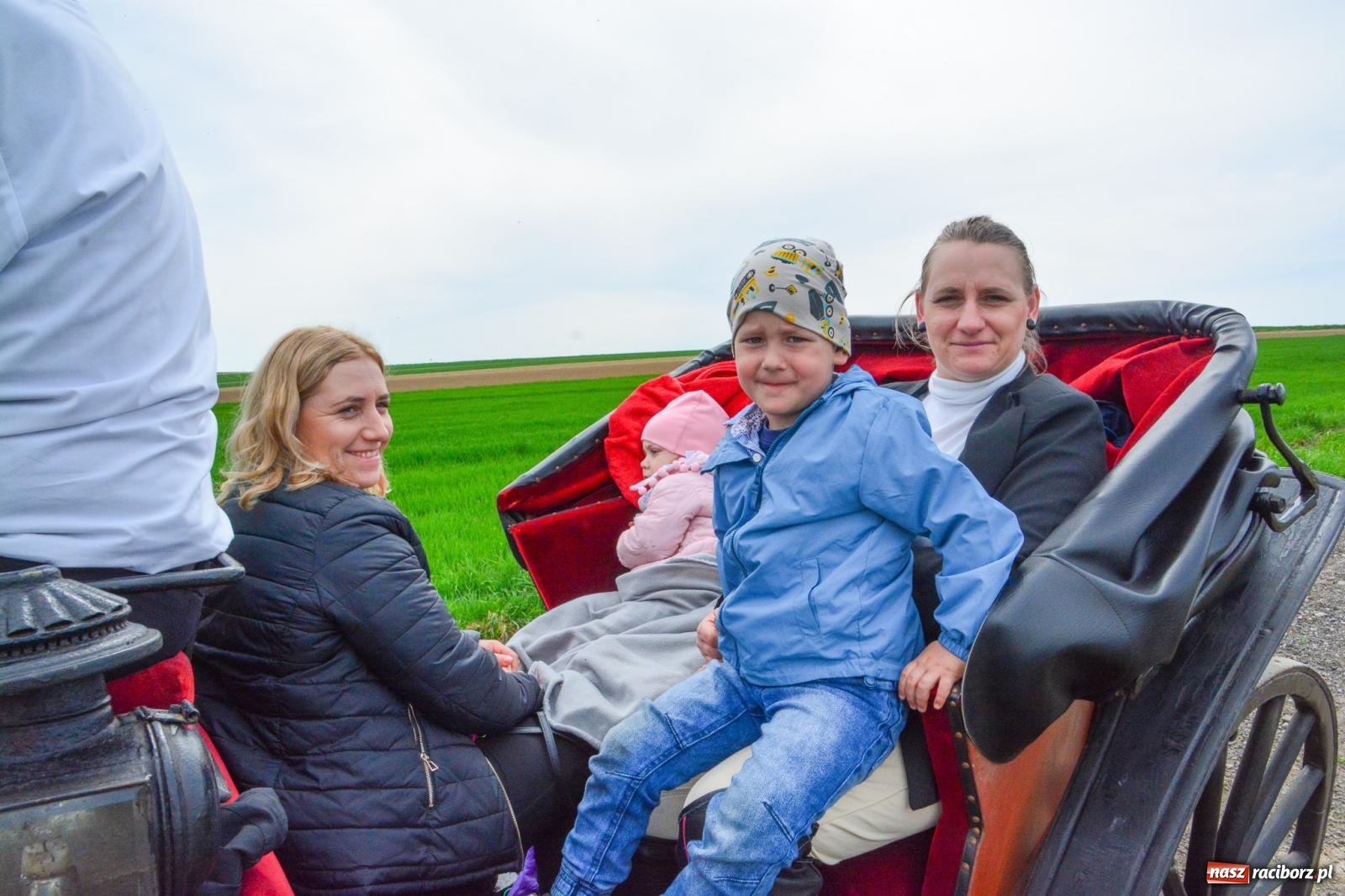 Zdjęcie w galerii na portalu naszraciborz.pl: 117 koni doliczono się podczas wielkanocnej procesji konnej w Bieńkowicach [FOTO i WIDEO] wiadomości z regionu