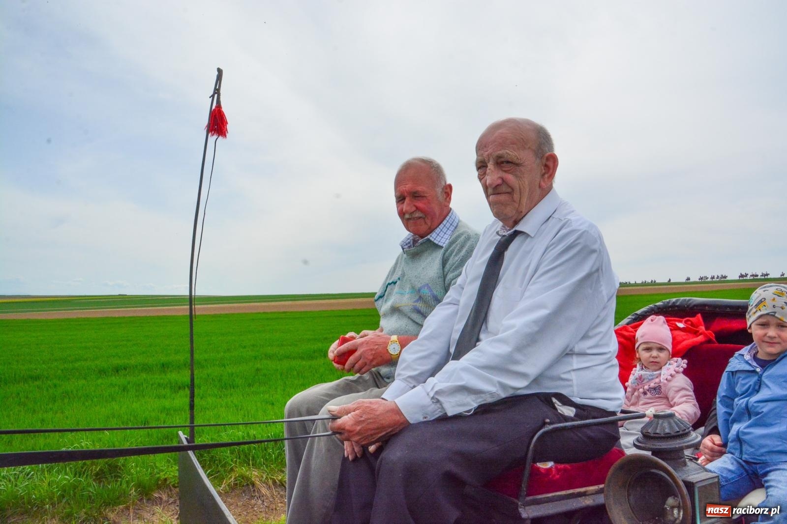Zdjęcie w galerii na portalu naszraciborz.pl: 117 koni doliczono się podczas wielkanocnej procesji konnej w Bieńkowicach [FOTO i WIDEO] wiadomości z regionu