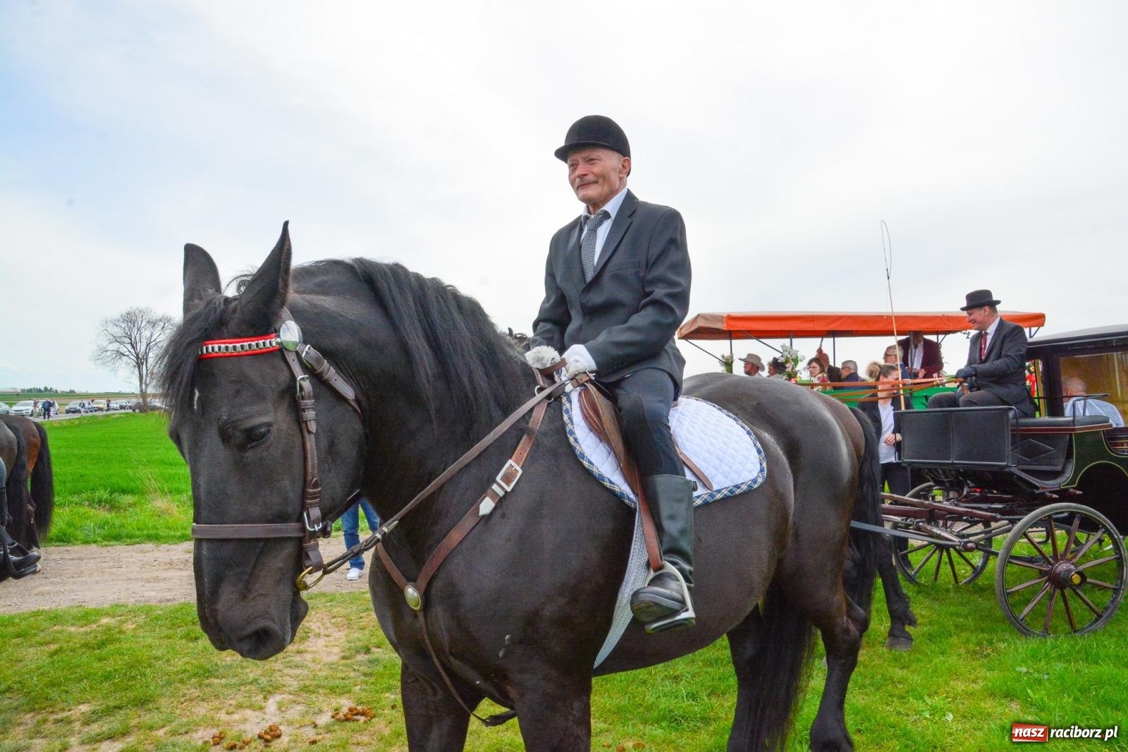 Zdjęcie w galerii na portalu naszraciborz.pl: 117 koni doliczono się podczas wielkanocnej procesji konnej w Bieńkowicach [FOTO i WIDEO] wiadomości z regionu