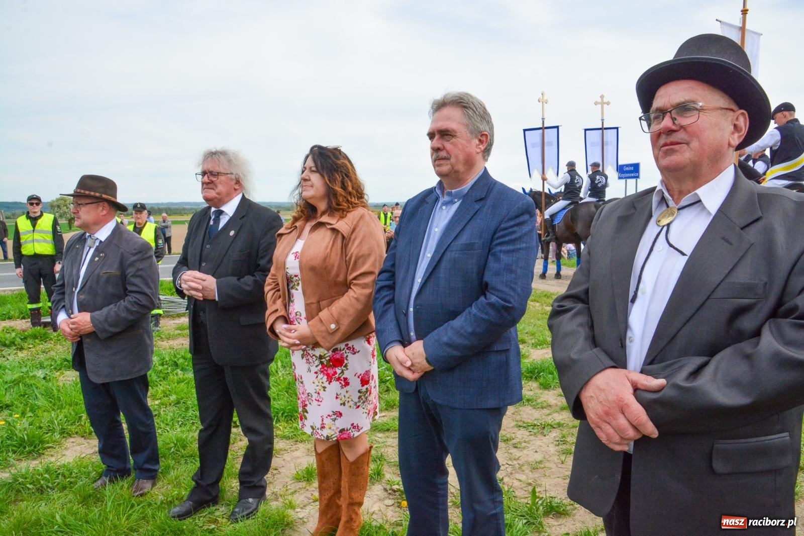 Zdjęcie w galerii na portalu naszraciborz.pl: 117 koni doliczono się podczas wielkanocnej procesji konnej w Bieńkowicach [FOTO i WIDEO] wiadomości z regionu