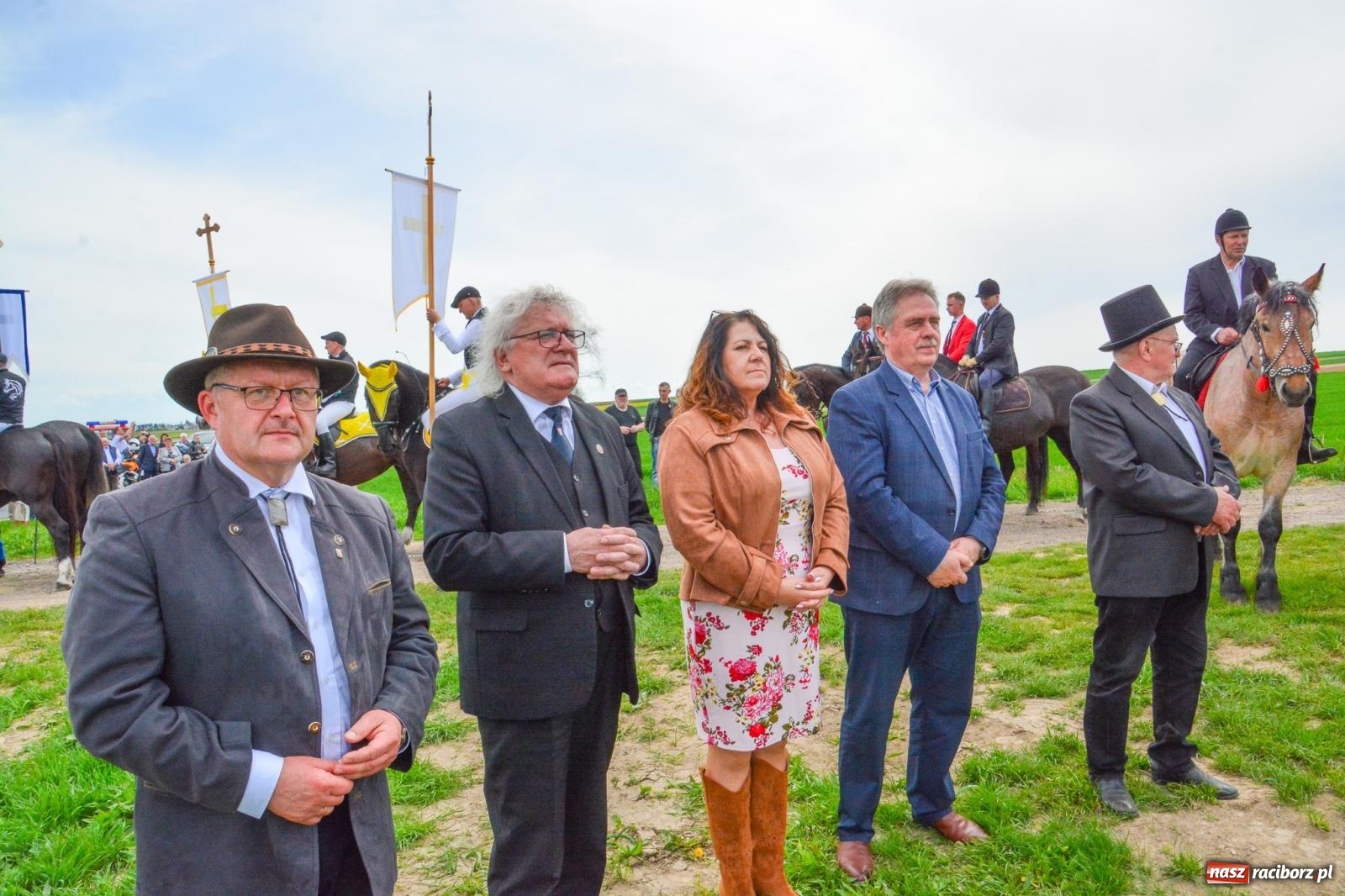 Zdjęcie w galerii na portalu naszraciborz.pl: 117 koni doliczono się podczas wielkanocnej procesji konnej w Bieńkowicach [FOTO i WIDEO] wiadomości z regionu