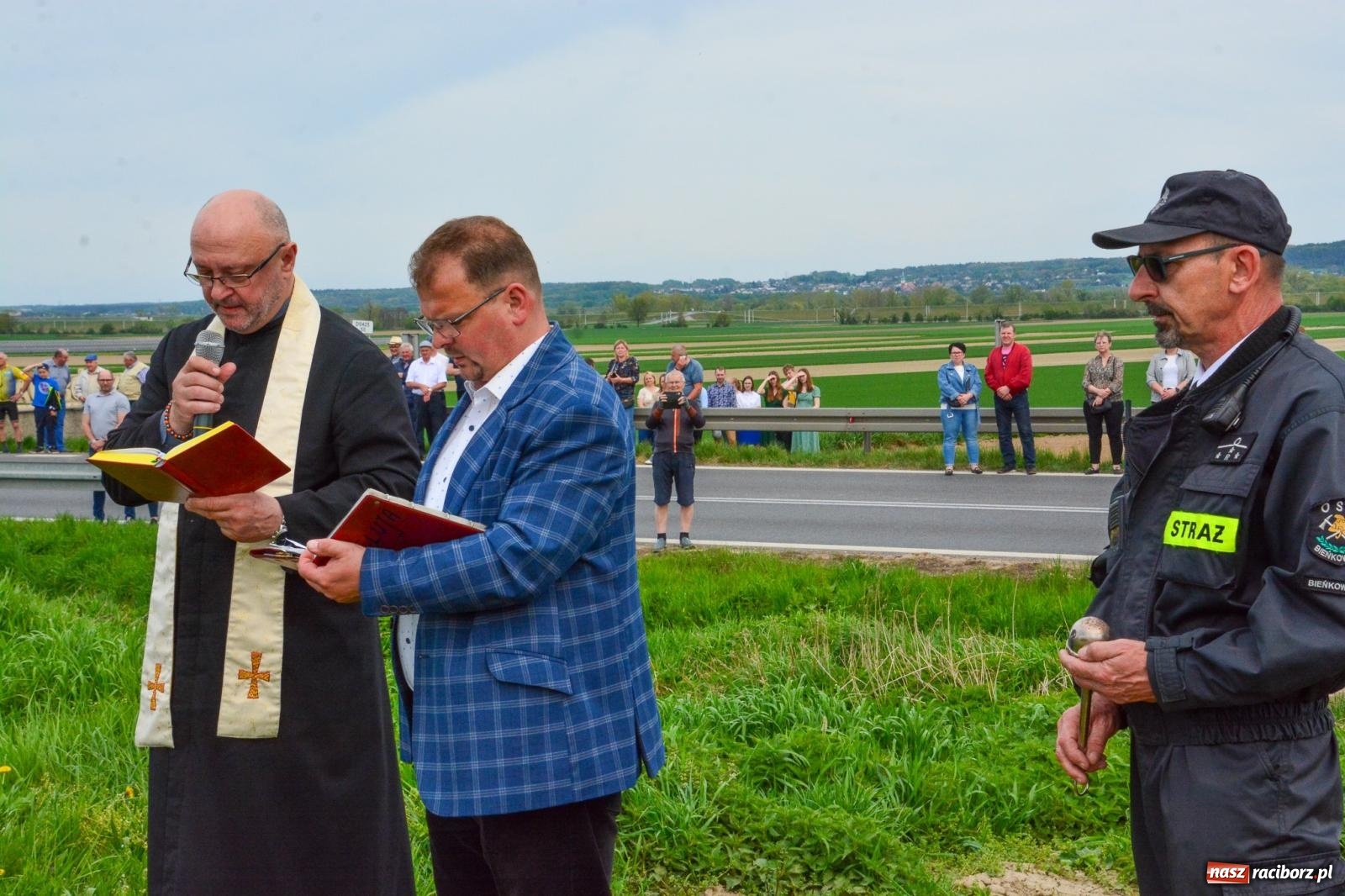 Zdjęcie w galerii na portalu naszraciborz.pl: 117 koni doliczono się podczas wielkanocnej procesji konnej w Bieńkowicach [FOTO i WIDEO] wiadomości z regionu