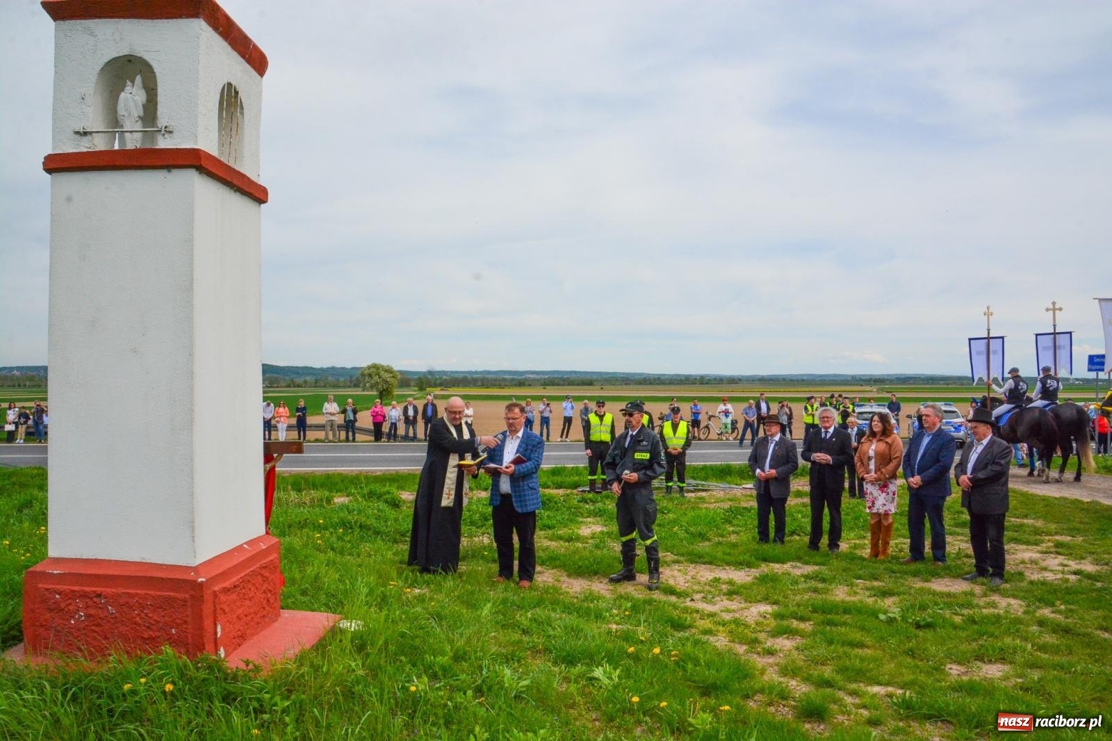 Zdjęcie w galerii na portalu naszraciborz.pl: 117 koni doliczono się podczas wielkanocnej procesji konnej w Bieńkowicach [FOTO i WIDEO] wiadomości z regionu