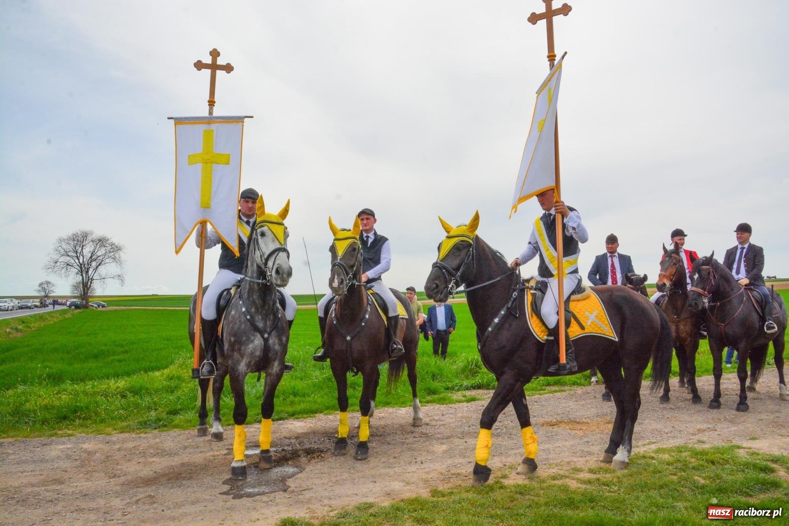 Zdjęcie w galerii na portalu naszraciborz.pl: 117 koni doliczono się podczas wielkanocnej procesji konnej w Bieńkowicach [FOTO i WIDEO] wiadomości z regionu