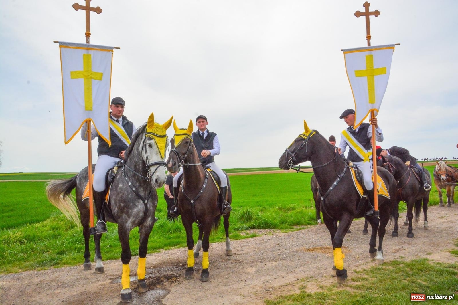 Zdjęcie w galerii na portalu naszraciborz.pl: 117 koni doliczono się podczas wielkanocnej procesji konnej w Bieńkowicach [FOTO i WIDEO] wiadomości z regionu