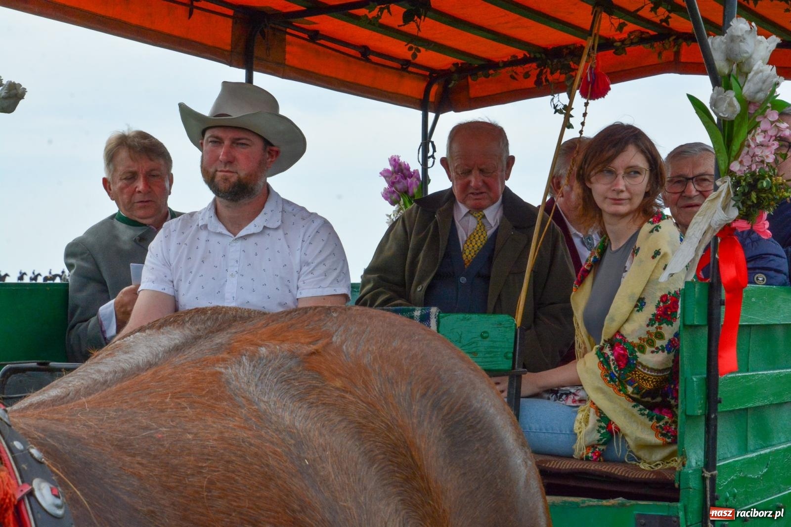 Zdjęcie w galerii na portalu naszraciborz.pl: 117 koni doliczono się podczas wielkanocnej procesji konnej w Bieńkowicach [FOTO i WIDEO] wiadomości z regionu