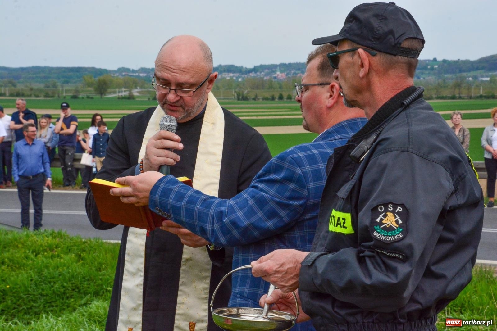 Zdjęcie w galerii na portalu naszraciborz.pl: 117 koni doliczono się podczas wielkanocnej procesji konnej w Bieńkowicach [FOTO i WIDEO] wiadomości z regionu