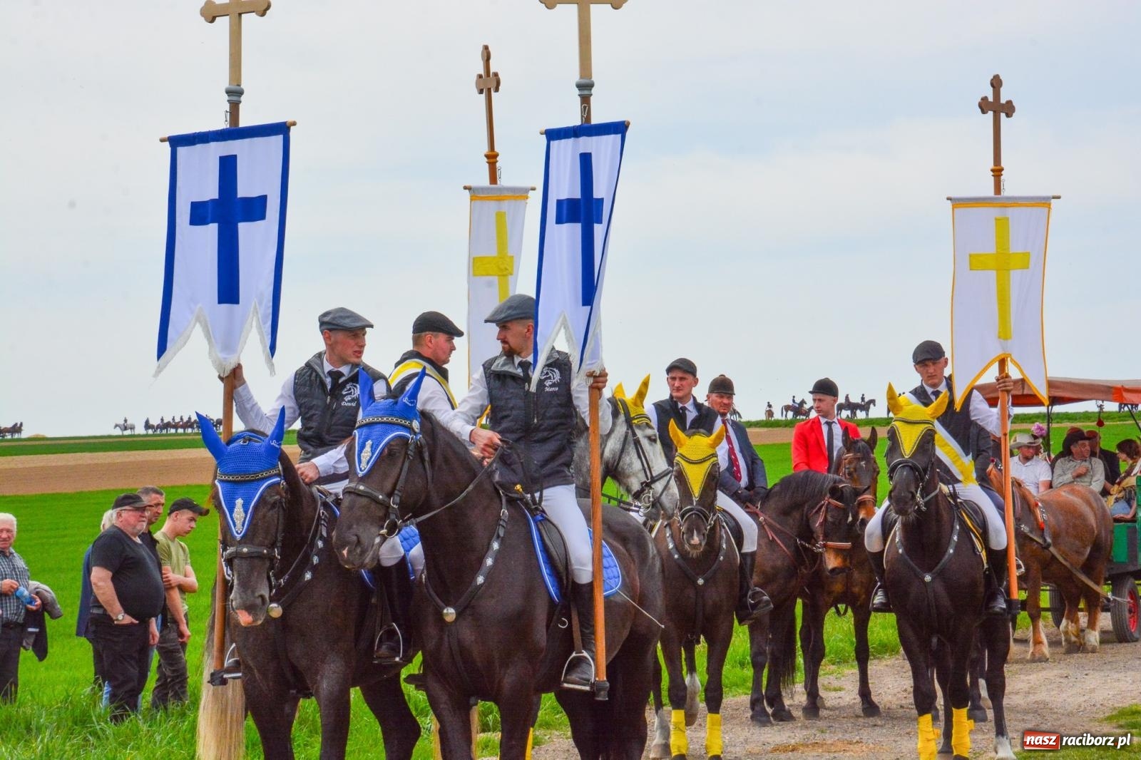 Zdjęcie w galerii na portalu naszraciborz.pl: 117 koni doliczono się podczas wielkanocnej procesji konnej w Bieńkowicach [FOTO i WIDEO] wiadomości z regionu