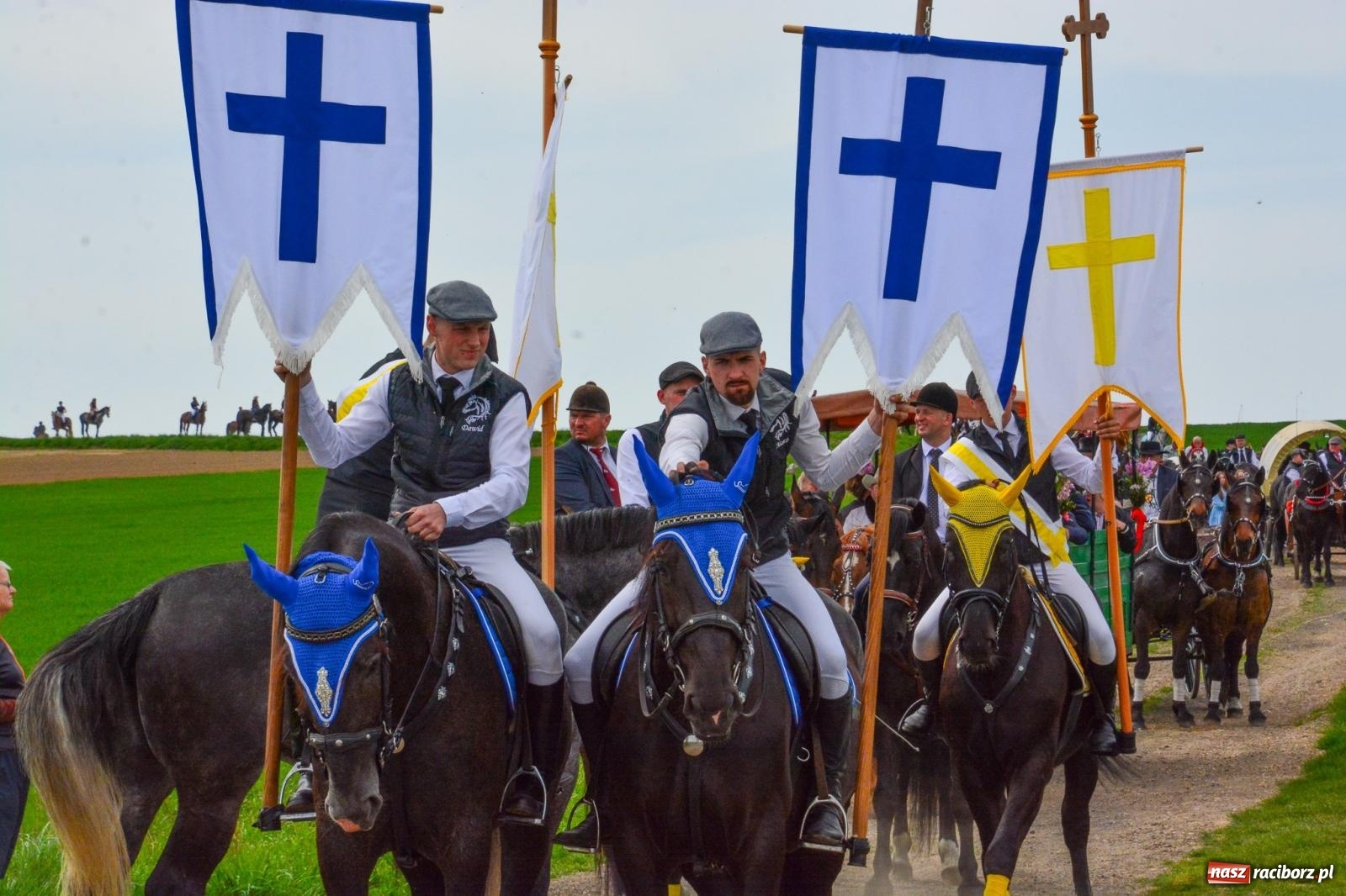 Zdjęcie w galerii na portalu naszraciborz.pl: 117 koni doliczono się podczas wielkanocnej procesji konnej w Bieńkowicach [FOTO i WIDEO] wiadomości z regionu