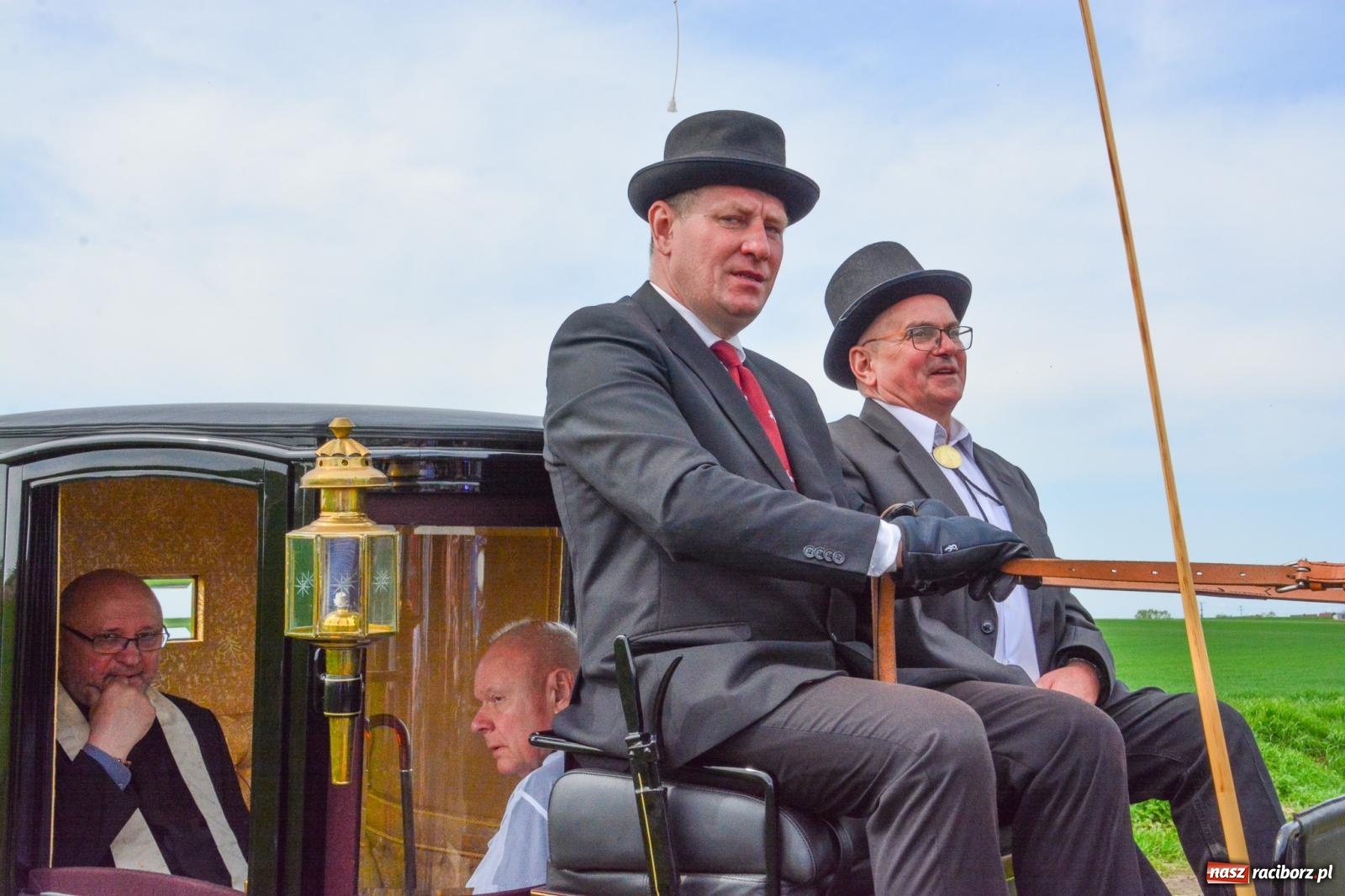 Zdjęcie w galerii na portalu naszraciborz.pl: 117 koni doliczono się podczas wielkanocnej procesji konnej w Bieńkowicach [FOTO i WIDEO] wiadomości z regionu