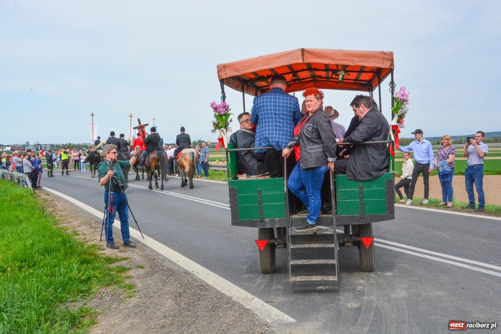 Zdjęcie w galerii na portalu naszraciborz.pl: 117 koni doliczono się podczas wielkanocnej procesji konnej w Bieńkowicach [FOTO i WIDEO] wiadomości z regionu