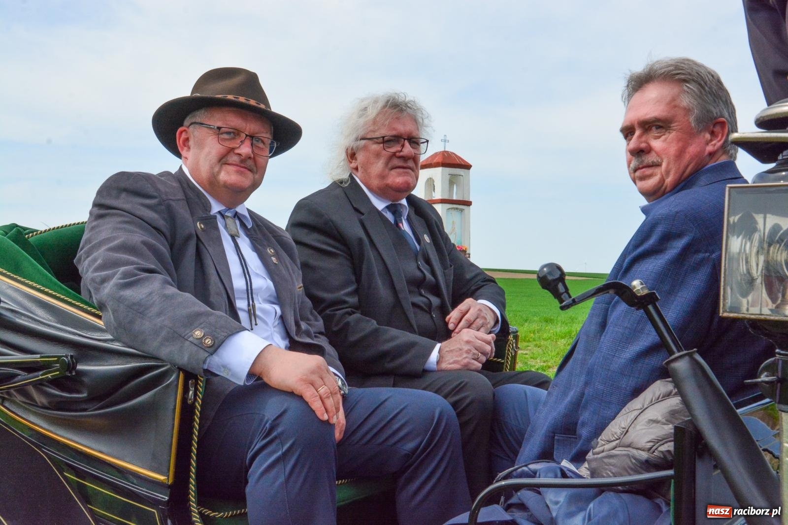 Zdjęcie w galerii na portalu naszraciborz.pl: 117 koni doliczono się podczas wielkanocnej procesji konnej w Bieńkowicach [FOTO i WIDEO] wiadomości z regionu