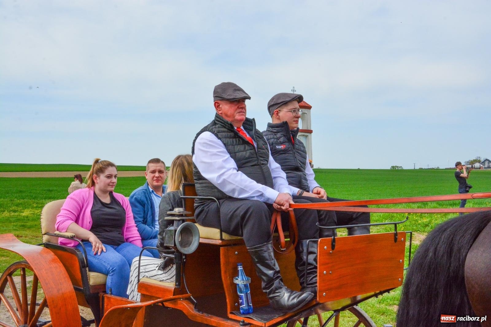 Zdjęcie w galerii na portalu naszraciborz.pl: 117 koni doliczono się podczas wielkanocnej procesji konnej w Bieńkowicach [FOTO i WIDEO] wiadomości z regionu