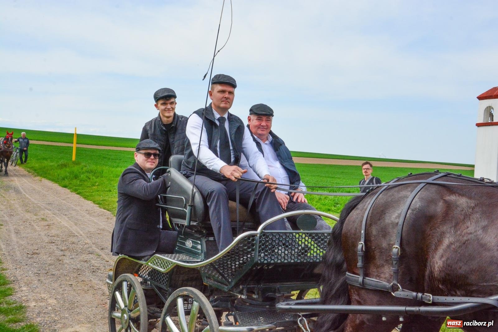 Zdjęcie w galerii na portalu naszraciborz.pl: 117 koni doliczono się podczas wielkanocnej procesji konnej w Bieńkowicach [FOTO i WIDEO] wiadomości z regionu
