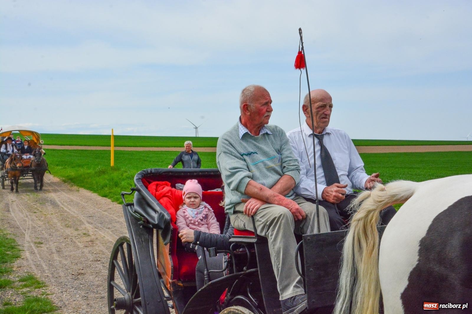 Zdjęcie w galerii na portalu naszraciborz.pl: 117 koni doliczono się podczas wielkanocnej procesji konnej w Bieńkowicach [FOTO i WIDEO] wiadomości z regionu