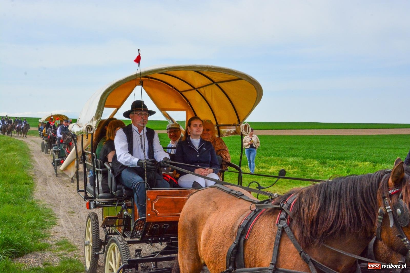Zdjęcie w galerii na portalu naszraciborz.pl: 117 koni doliczono się podczas wielkanocnej procesji konnej w Bieńkowicach [FOTO i WIDEO] wiadomości z regionu