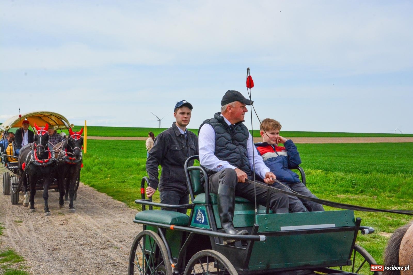Zdjęcie w galerii na portalu naszraciborz.pl: 117 koni doliczono się podczas wielkanocnej procesji konnej w Bieńkowicach [FOTO i WIDEO] wiadomości z regionu