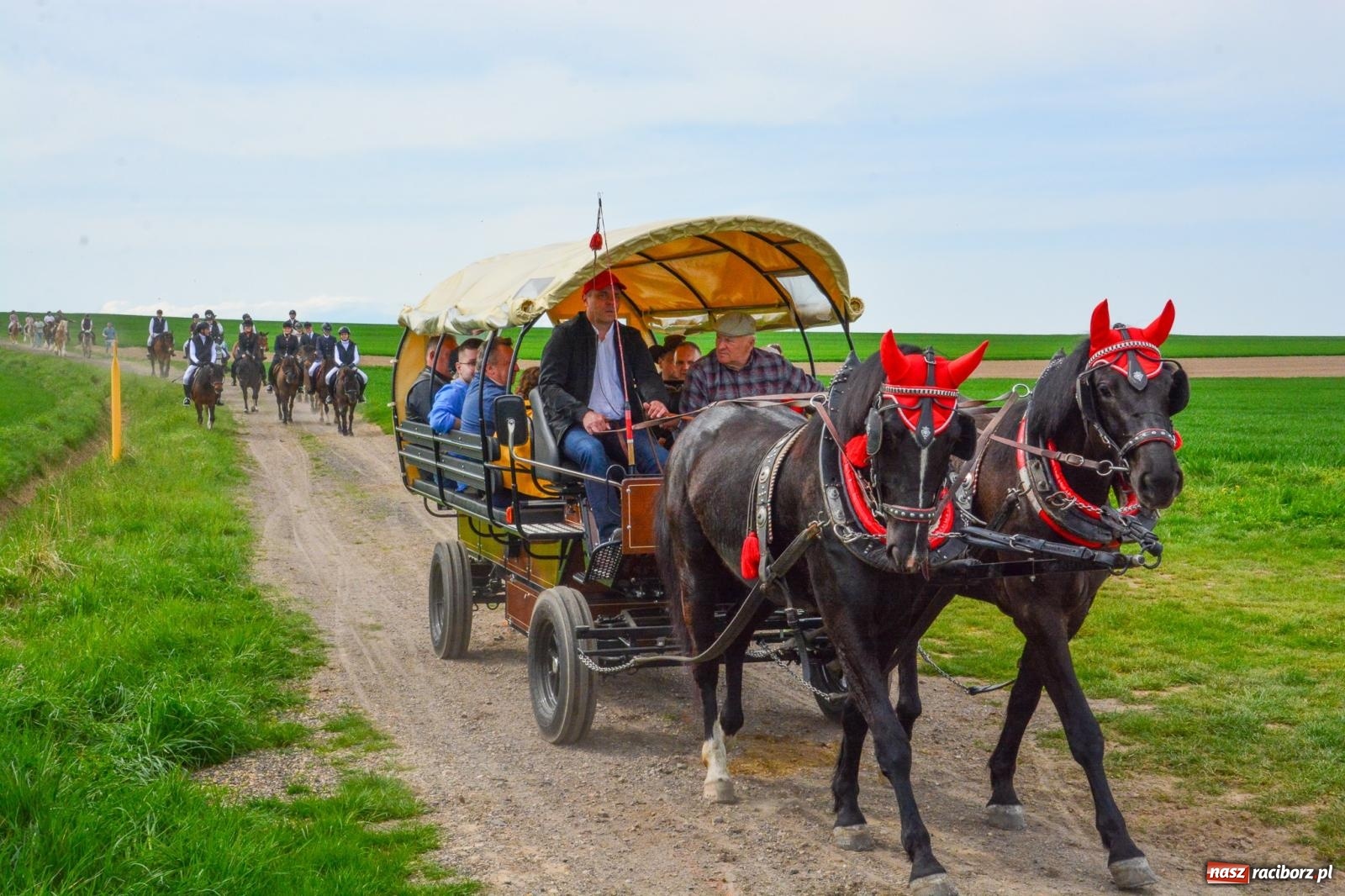 Zdjęcie w galerii na portalu naszraciborz.pl: 117 koni doliczono się podczas wielkanocnej procesji konnej w Bieńkowicach [FOTO i WIDEO] wiadomości z regionu