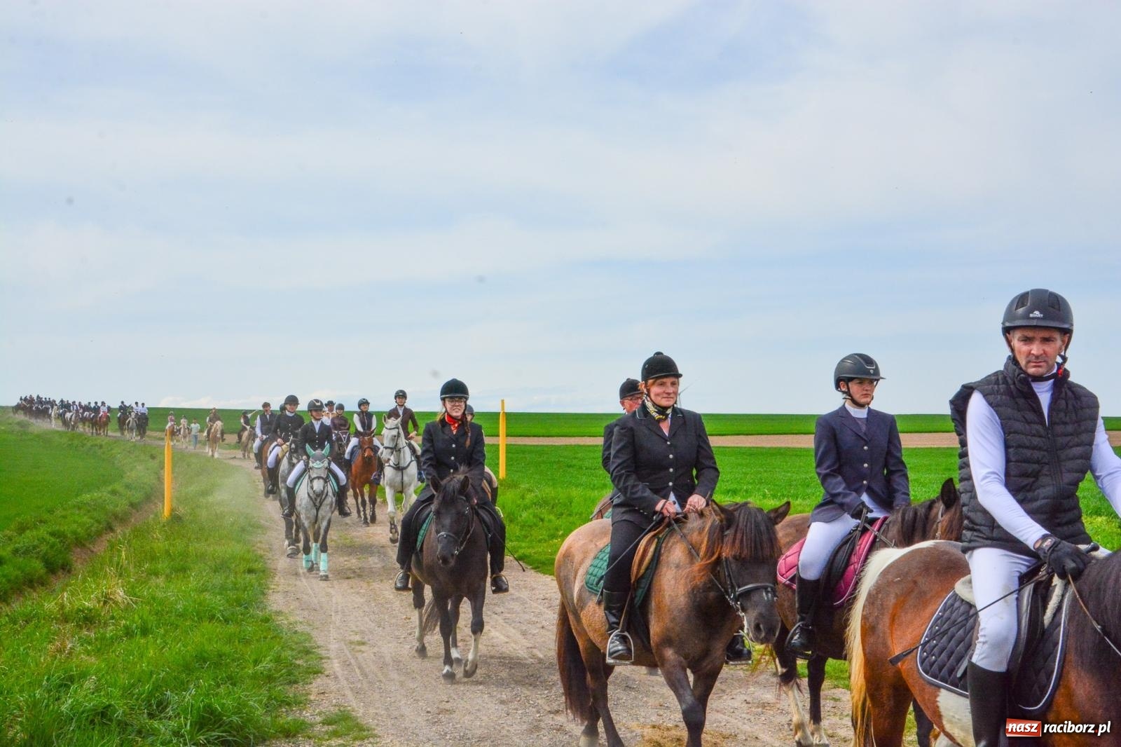 Zdjęcie w galerii na portalu naszraciborz.pl: 117 koni doliczono się podczas wielkanocnej procesji konnej w Bieńkowicach [FOTO i WIDEO] wiadomości z regionu