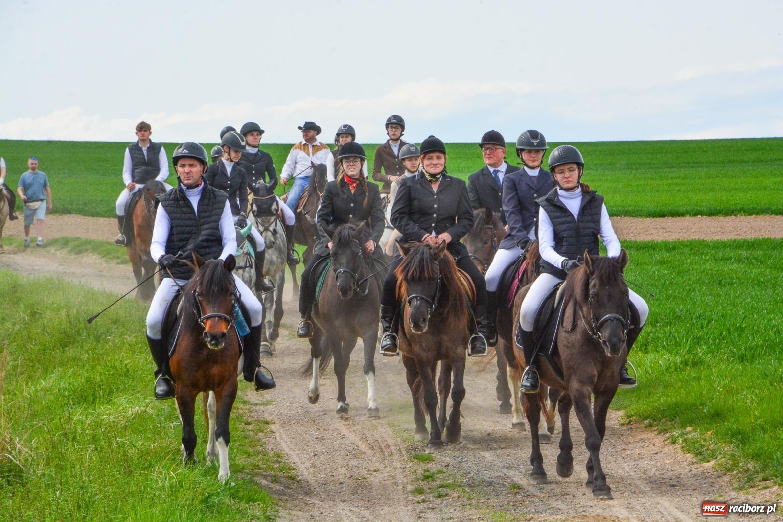 Zdjęcie w galerii na portalu naszraciborz.pl: 117 koni doliczono się podczas wielkanocnej procesji konnej w Bieńkowicach [FOTO i WIDEO] wiadomości z regionu