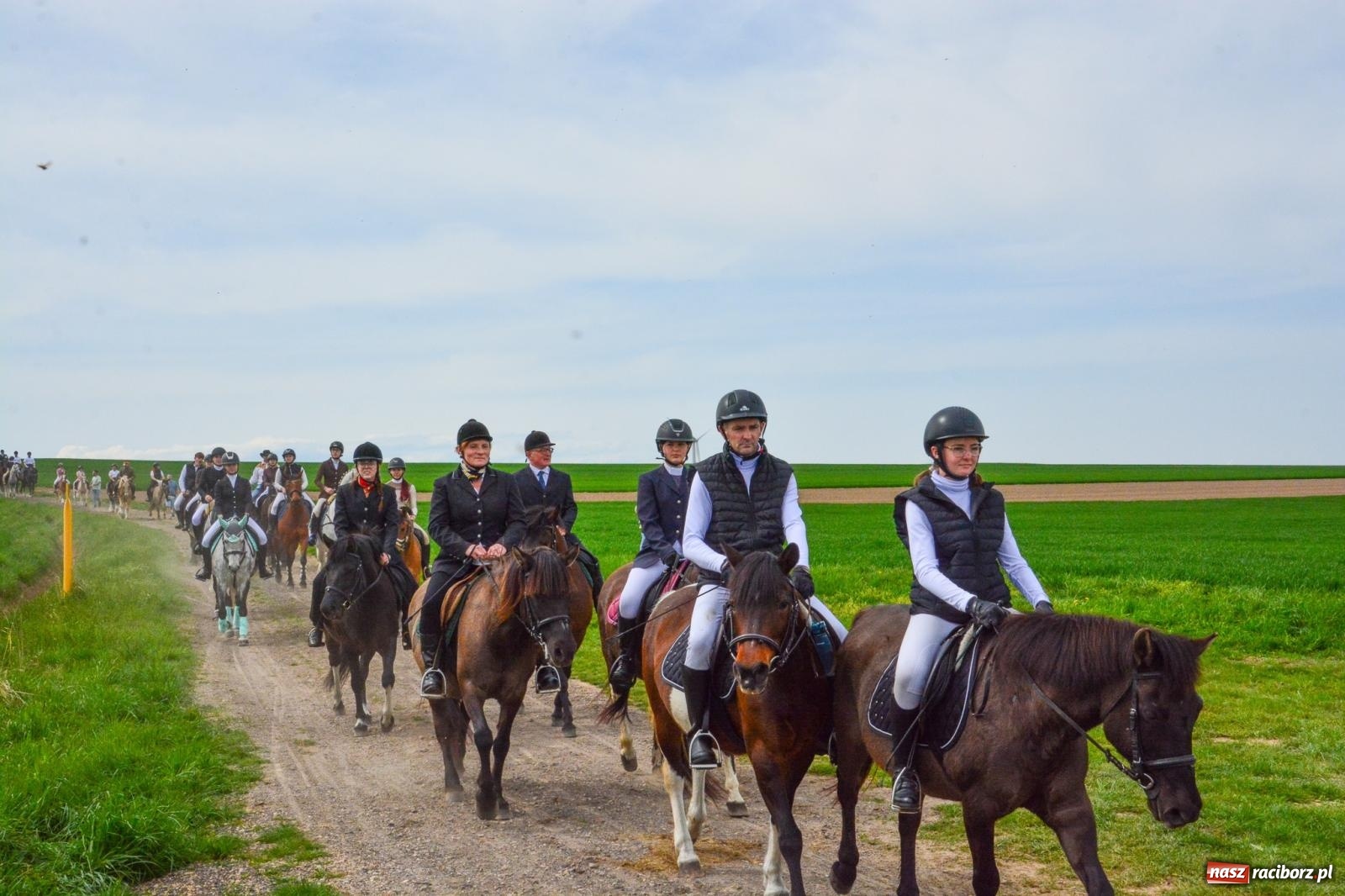 Zdjęcie w galerii na portalu naszraciborz.pl: 117 koni doliczono się podczas wielkanocnej procesji konnej w Bieńkowicach [FOTO i WIDEO] wiadomości z regionu