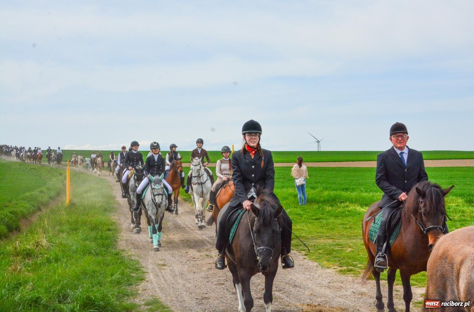 Zdjęcie w galerii na portalu naszraciborz.pl: 117 koni doliczono się podczas wielkanocnej procesji konnej w Bieńkowicach [FOTO i WIDEO] wiadomości z regionu