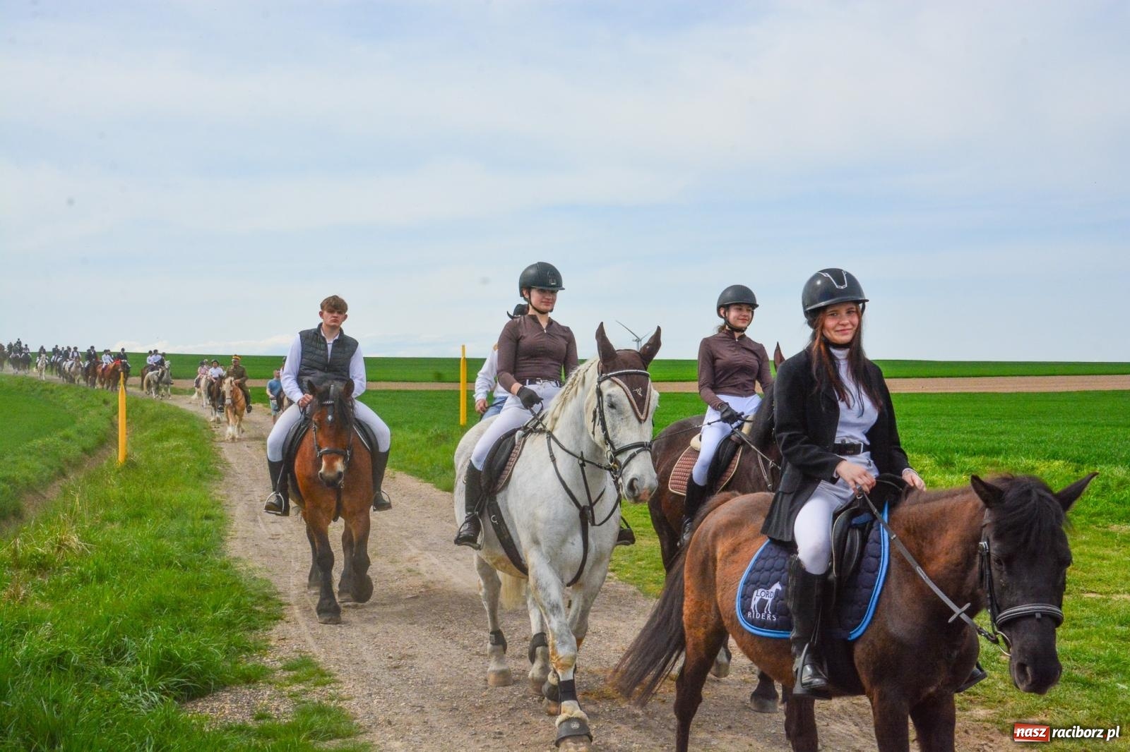 Zdjęcie w galerii na portalu naszraciborz.pl: 117 koni doliczono się podczas wielkanocnej procesji konnej w Bieńkowicach [FOTO i WIDEO] wiadomości z regionu